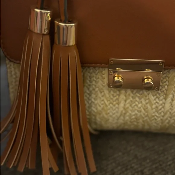 Cute little cross over or carry bag. - Picture 3 of 4